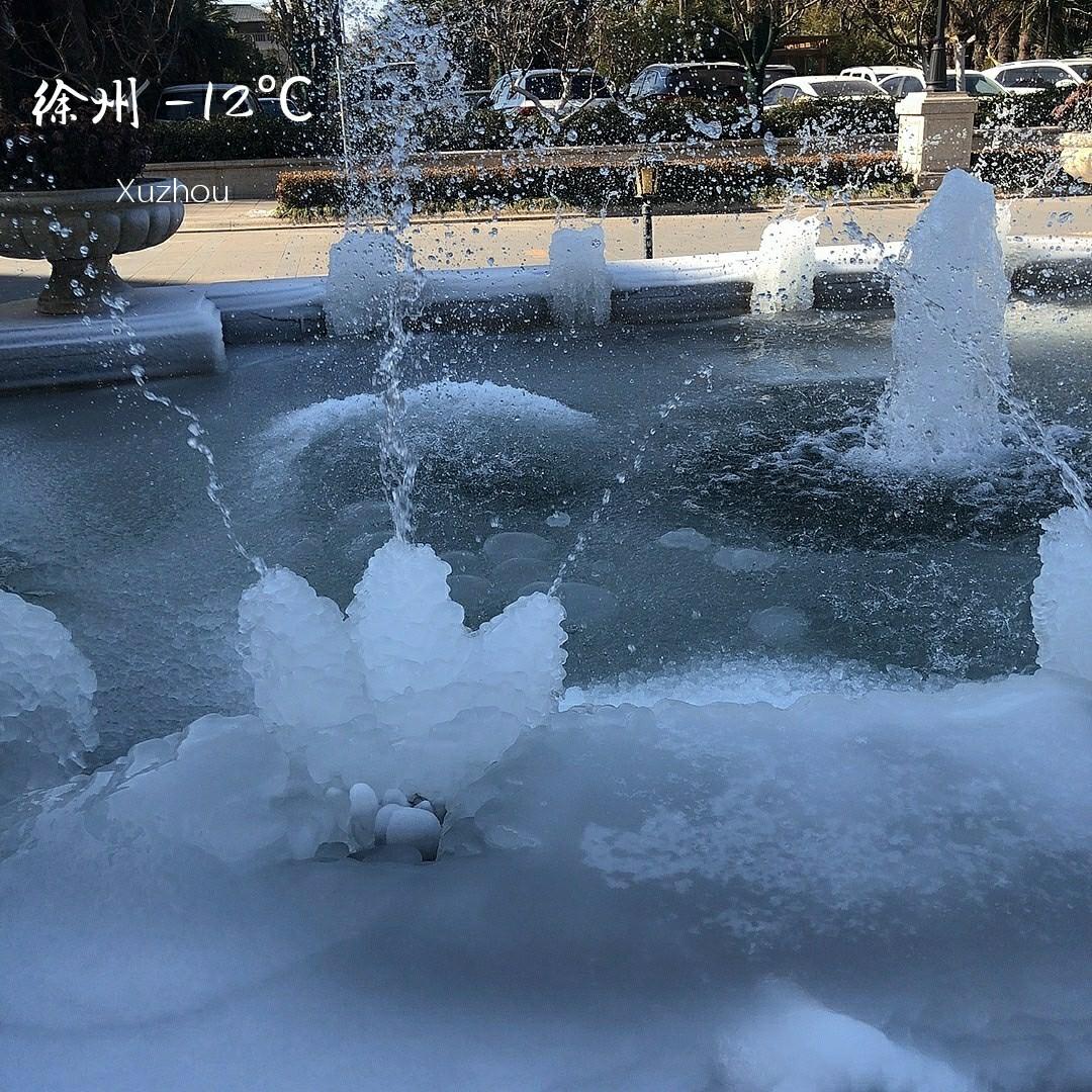 -12℃，喷泉冻成冰雕